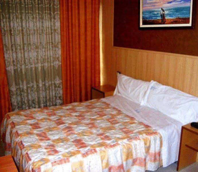 Pensión Venecia Salou Exterior foto